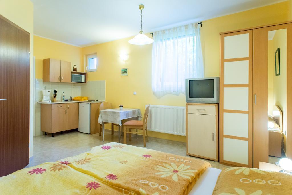 Апартаменты Andrea Apartmanhaz Балатондьёрёк Экстерьер фото